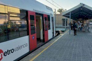 Una adolescent de 14 anys en estat greu després de ser atropellada pel metre a València