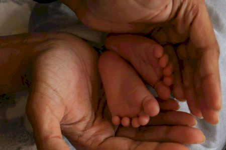 Una abuela valenciana logra una sentencia histórica: cobrará el complemento por brecha de género tras criar a su nieta