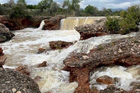 Alerta en la Plana: crecida considerable del caudal del río Anna y petición de no acercarse al cauce