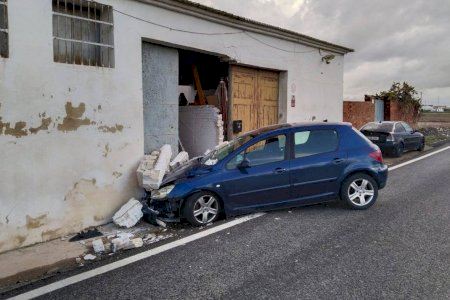 'Sustazo' en la CV-311: un coche se empotra contra una casa de Alboraya