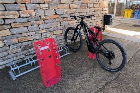 Morella estrena un punto de carga y limpieza de bicis en el polideportivo Morella estrena un punto de carga y limpieza de bicis en el polideportivo