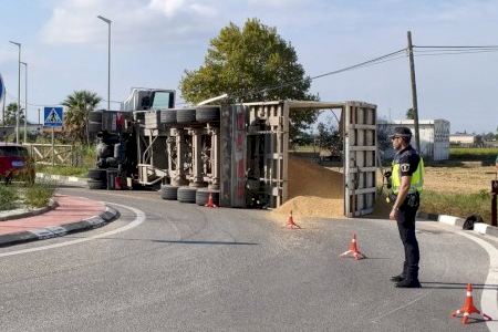 Espectacular vuelco de un camión en una rotonda de Sueca
