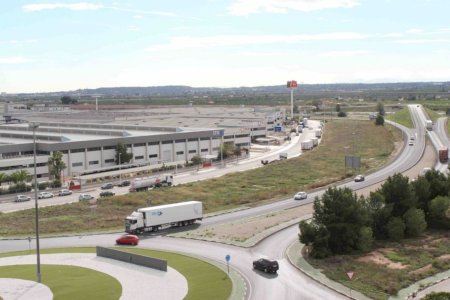 Un ladrón disfrazado de operario apuñala a un trabajador en Riba-roja de Túria y huye en furgoneta