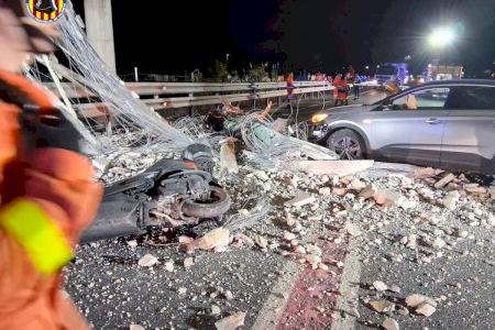Nuevos detalles sobre el accidente de un camión en un puente de Gandia: el choque provocó heridas de gravedad a un motorista
