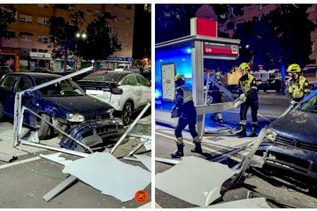 Un coche se empotra contra una marquesina de la EMT en Valencia