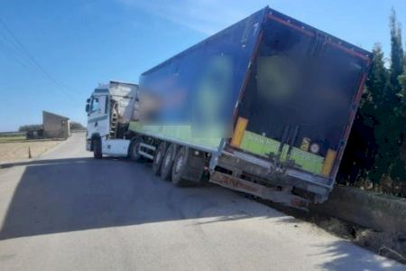 Un tráiler se precipita a una acequia en Alboraya tras perder el control