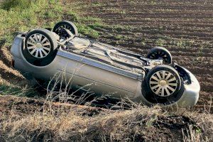 Un aparatós accident a Albal acaba amb la bolcada d'un cotxe en plena horta - (foto 2)