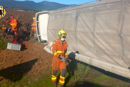 Un camión acaba sobre un campo de viñedos en Sinarcas y queda atrapado tras volcar en la N-330