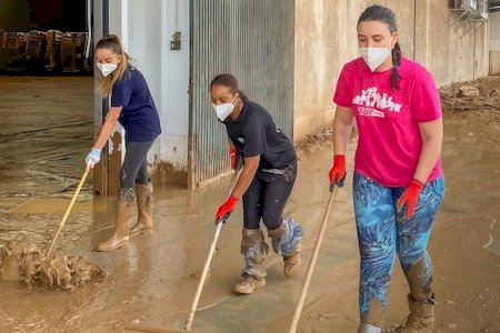 “El poble es va unir més”: joves de L'Horta Sud reviuen les inundacions que van marcar la seua adolescència