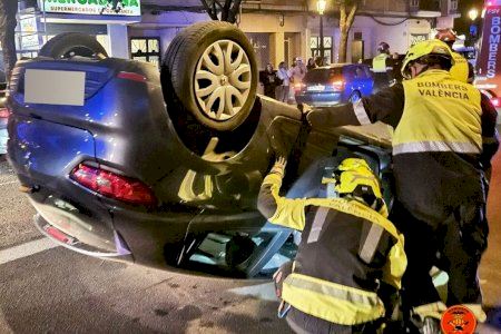 Un cotxe acaba cap per avall després d'un accident de pel·lícula a València