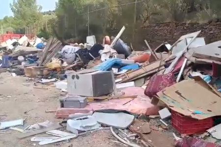 El PP de Vilafamés demana explicacions per l'acumulació de residus al costat del camp de futbol El PP de Vilafamés demana explicacions per l'acumulació de residus al costat del camp de futbol