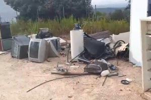 El PP de Vilafamés demana explicacions per l'acumulació de residus al costat del camp de futbol - (foto 2) El PP de Vilafamés demana explicacions per l'acumulació de residus al costat del camp de futbol - (foto 2)