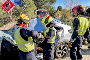 L'home mort a Ibi va caure amb el seu cotxe des de la A-7 a un camí i va xocar contra un arbre: les imatges de l'accident