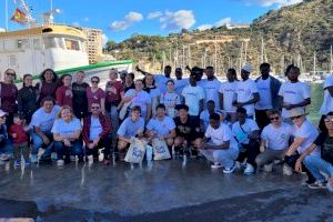 Más de 200 voluntarios recogen 1.800 kilos de residuos en las II Jornadas Medioambientales del Mar “Calp Blau” Más de 200 voluntarios recogen 1.800 kilos de residuos en las II Jornadas Medioambientales del Mar “Calp Blau”