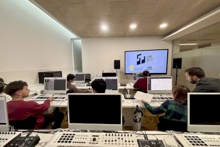 El Conservatori de Mutxamel inaugura una nova aula d’Informàtica Musical per a impulsar la formació tecnològica de l’alumnat El Conservatori de Mutxamel inaugura una nova aula d’Informàtica Musical per a impulsar la formació tecnològica de l’alumnat
