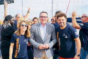 Una multitud despide al ‘Alegría Marineros’ en la I Vuelta al Mundo Vertical a vela en su salida desde PortCastelló - (foto 2)