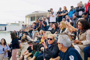 Una multitud despide al ‘Alegría Marineros’ en la I Vuelta al Mundo Vertical a vela en su salida desde PortCastelló - (foto 4)