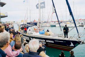 Una multitud despide al ‘Alegría Marineros’ en la I Vuelta al Mundo Vertical a vela en su salida desde PortCastelló
