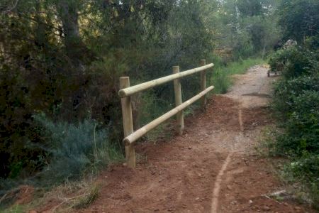 El Consorcio del Mijares mejora el mobiliario del paisaje protegido con la reposición de barandillas y una pasarela en la senda botánica