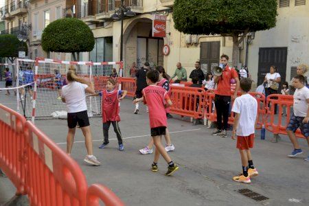Más allá de la pista: El Balonmano Mislata busca despertar la pasión por el deporte en la calle Más allá de la pista: El Balonmano Mislata busca despertar la pasión por el deporte en la calle