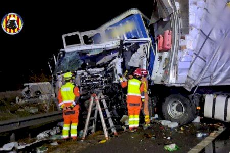 Impactant xoc en l'A-7 a L'Alcúdia: un tràiler salta la mitjana i provoca un accident amb tres camions