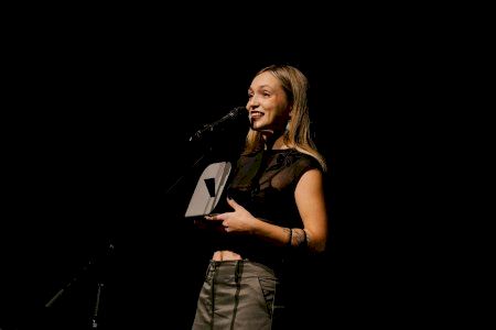 Qui és Abril: la universitària que ha revolucionat la música valenciana i s'emporta l'Ovidi a artista revelació Qui és Abril: la universitària que ha revolucionat la música valenciana i s'emporta l'Ovidi a artista revelació