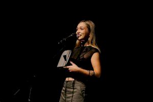 Qui és Abril: la universitària que ha revolucionat la música valenciana i s'emporta l'Ovidi a artista revelació Qui és Abril: la universitària que ha revolucionat la música valenciana i s'emporta l'Ovidi a artista revelació