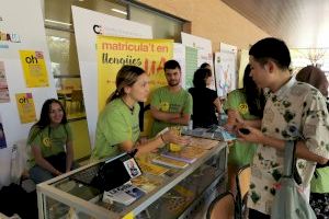 Qui és Abril: la universitària que ha revolucionat la música valenciana i s'emporta l'Ovidi a artista revelació - (foto 2) Qui és Abril: la universitària que ha revolucionat la música valenciana i s'emporta l'Ovidi a artista revelació - (foto 2)