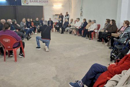 Fajardo se reúne con el vecindario en la sede del barrio del Roser para explicar la tasa de residuos y resolver las dudas ciudadanas