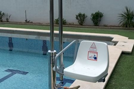 La Generalitat Valenciana subvenciona el nou elevador hidràulic de la piscina municipal d'Alcalà de Xivert La Generalitat Valenciana subvenciona el nou elevador hidràulic de la piscina municipal d'Alcalà de Xivert