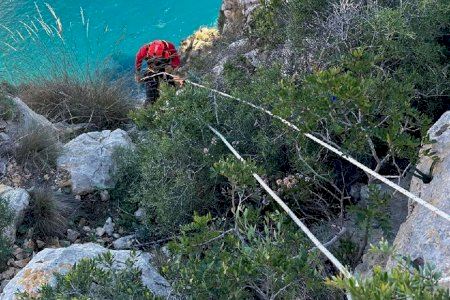 Mor una agent mediambiental en despenyar-se en una cala de Moraira i el seu company queda atrapat enmig del fort vent
