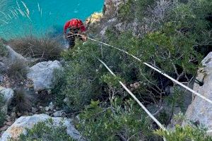 Mor una agent mediambiental en despenyar-se en una cala de Moraira i el seu company queda atrapat enmig del fort vent