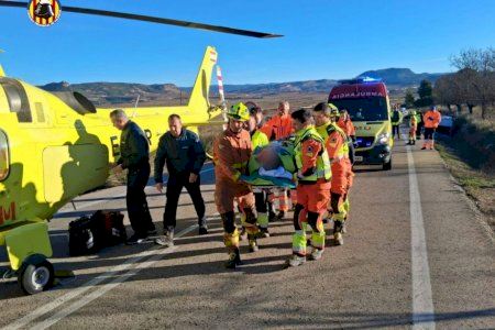 Impressionant rescat en la CV-35: un home atrapat després de bolcar la seua furgoneta a Titaigües