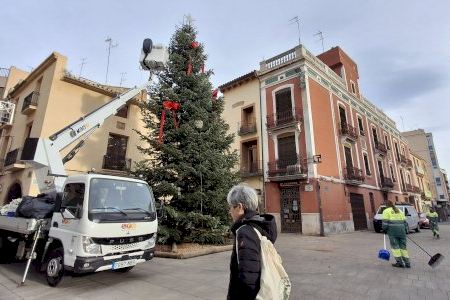 Vila-real inicia la instalación de un árbol de Navidad de 12 metros en la plaza de la Vila
