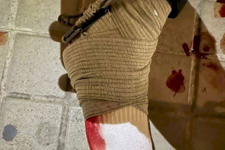 Se dedica a cometer actos vandálicos en Sueca, acaba sangrando por una herida grave y la Policía tiene que auxiliarlo