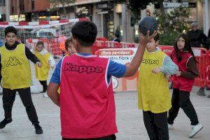 El Balonmano Mislata recupera las calles como espacio de juego con más de 300 niños y niñas disfrutando del deporte al aire libre El Balonmano Mislata recupera las calles como espacio de juego con más de 300 niños y niñas disfrutando del deporte al aire libre
