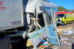 Una caravana se estrella contra un camión en el área de servicio de la AP7 en Burriana
