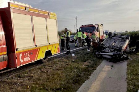 Un coche salta sobre la mediana en la AP7  a la altura de Almassora