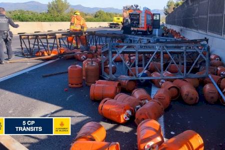Espant en el bypass de València per un accident amb un camió carregat de bombones de butà