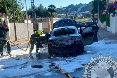 Totalmente calcinado: así quedó un coche tras arder en plena calle en Oropesa del Mar