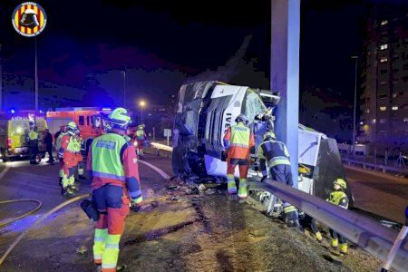 Un camió bolca i xoca contra la passarel·la de la A-3 a Xirivella