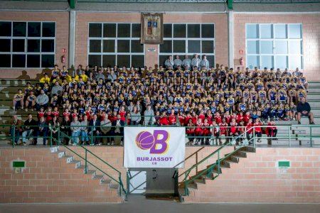 El Burjassot CB presenta els seus 18 equips federats en un acte que reuneix tota la família morada