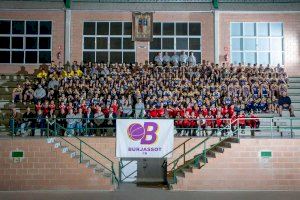 El Burjassot CB presenta els seus 18 equips federats en un acte que reuneix tota la família morada