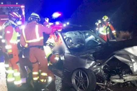 Un grave accidente entre dos coches en la CV-590 en Estubeny deja dos heridos
