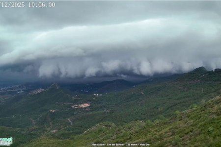 Façanes danyades, inundacions en accessos i arbres caiguts per la borrasca Emilia marquen un dilluns tempestuós i d'incidències a Castelló