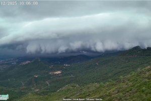Imatge de l'arribada de la tempesta al pic del Bartolo al Desert de les Palmes