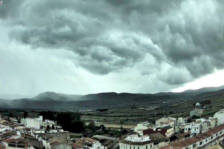 Un 'arcus' sorprén la costa de Castelló amb pluja intensa i forta aparell elèctric