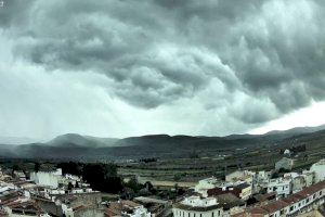 Un 'arcus' sorprén la costa de Castelló amb pluja intensa i forta aparell elèctric
