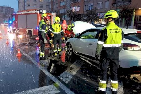 Accidente bajo la lluvia en Valencia: un coche se lleva por delante un semáforo