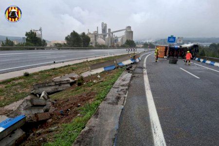 Susto en Buñol: vuelca un camión en la A-3 y complica la circulación